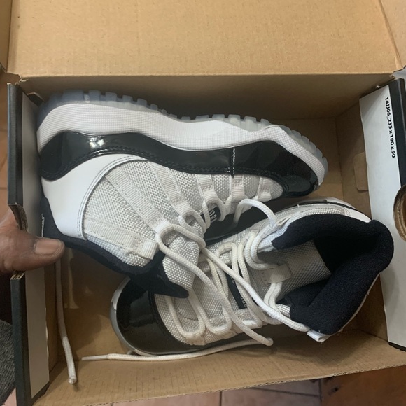 Jordan 11 Retros only worn twice. No flaws and still practically brand new - Picture 2 of 3